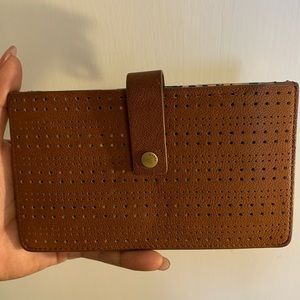 FOSSIL vale tab wallet in saddle brown.